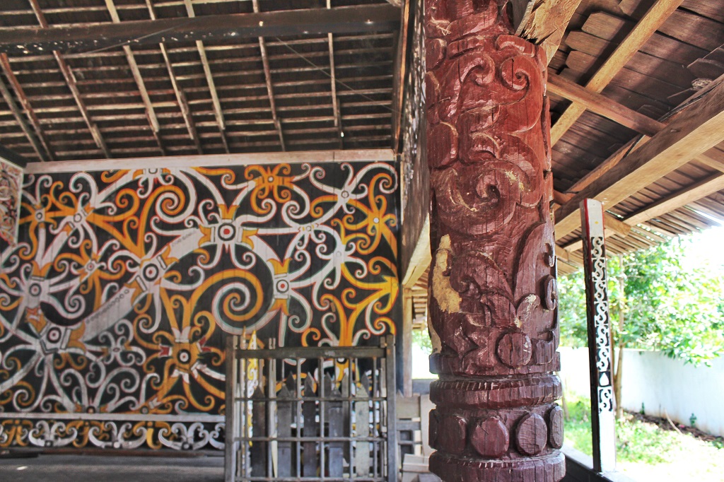 Ukiran di salah satu sudut rumah adat suku Dayak di Pampang. Samarinda