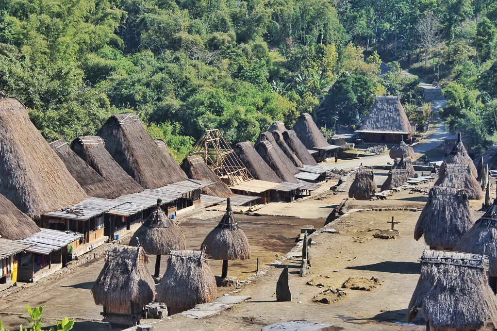 Atap rumah di Desa Bena ini membuat saya jatuh hati