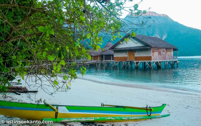 Keindahan alamai Pantai Ora, Maluku