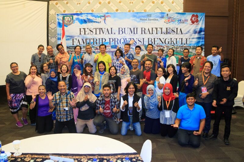 Famtrip Bumi Rafflesia 2017 Berpose di Hotel Santika Bengkulu