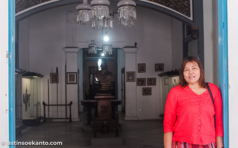 Berpose di depan pintu ruang utama museum