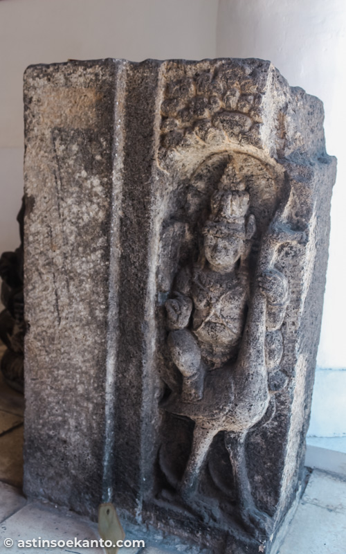 Kartikeya, relief Dewa yang naik Mayura