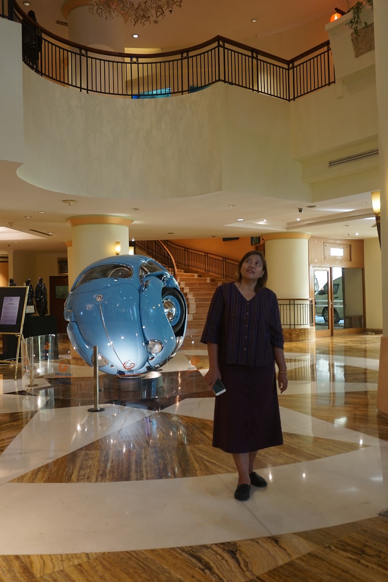Karya Seni Beetle Sphere di lobby Grand Candi Semarang