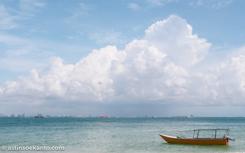 Makan Siang Sambil Menikmati Keindahan Pantai Pulau Samalona