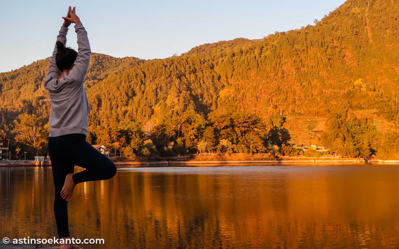 Berlatih yoga sembari menyatukan diri dengan kehebingan alam di Telaga Sarangan