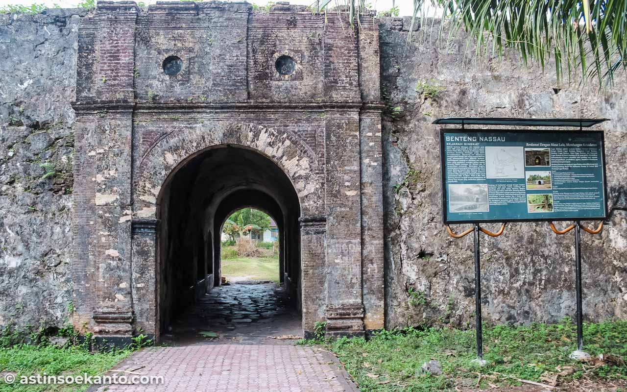 Reruntuhan Benteng Nassau yang pernah menjadi saksi kekejaman yang pernah terjadi di Banda Neira