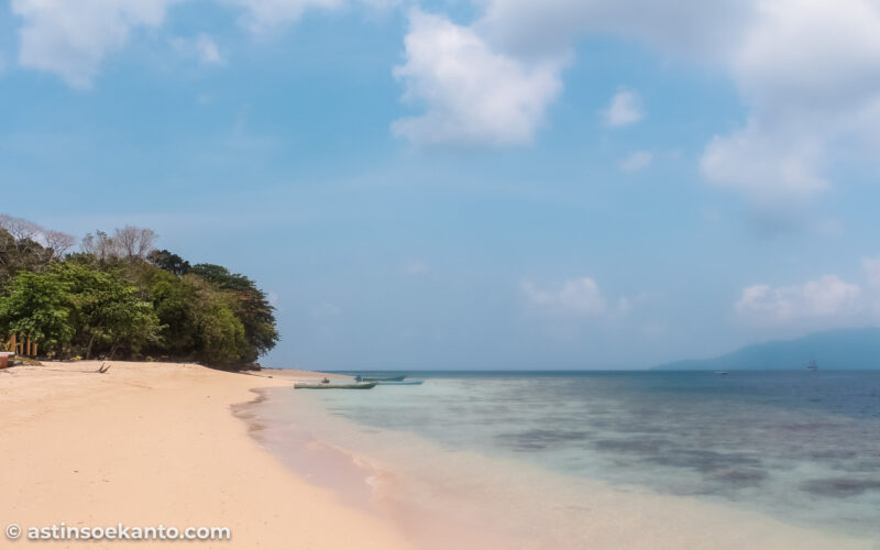 Bibir pantai Pulau Hatta yang menawan