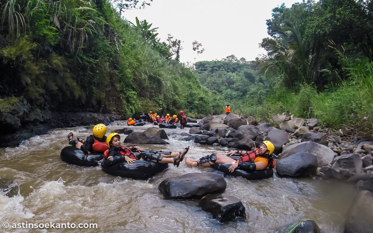 Melewati bebatuan yang tajam merupakan tantangan tubing di Sungai Kreo