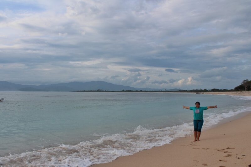 Mencicip Ombak Lakey Beach 