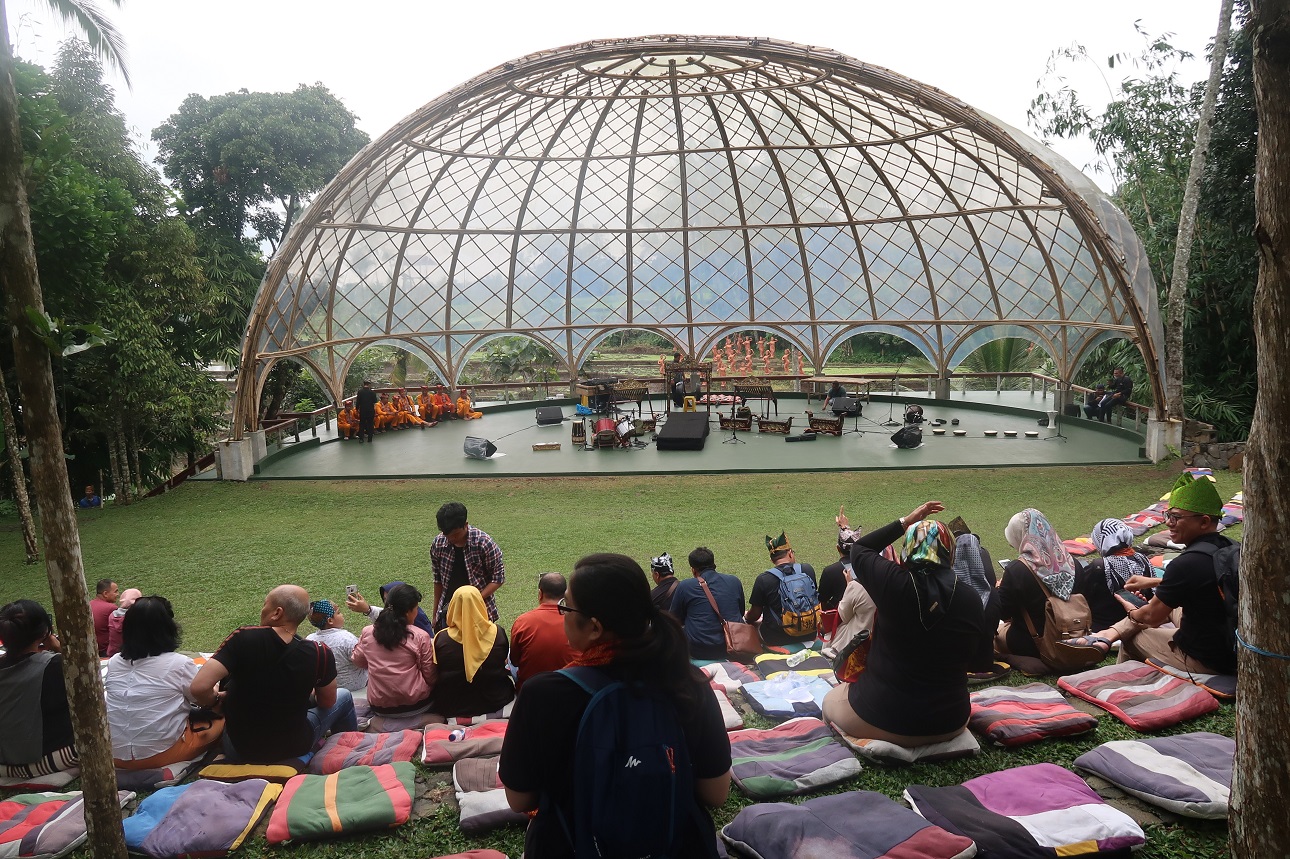 Amfiteater terbuka di Taman Gandrung Terakota
