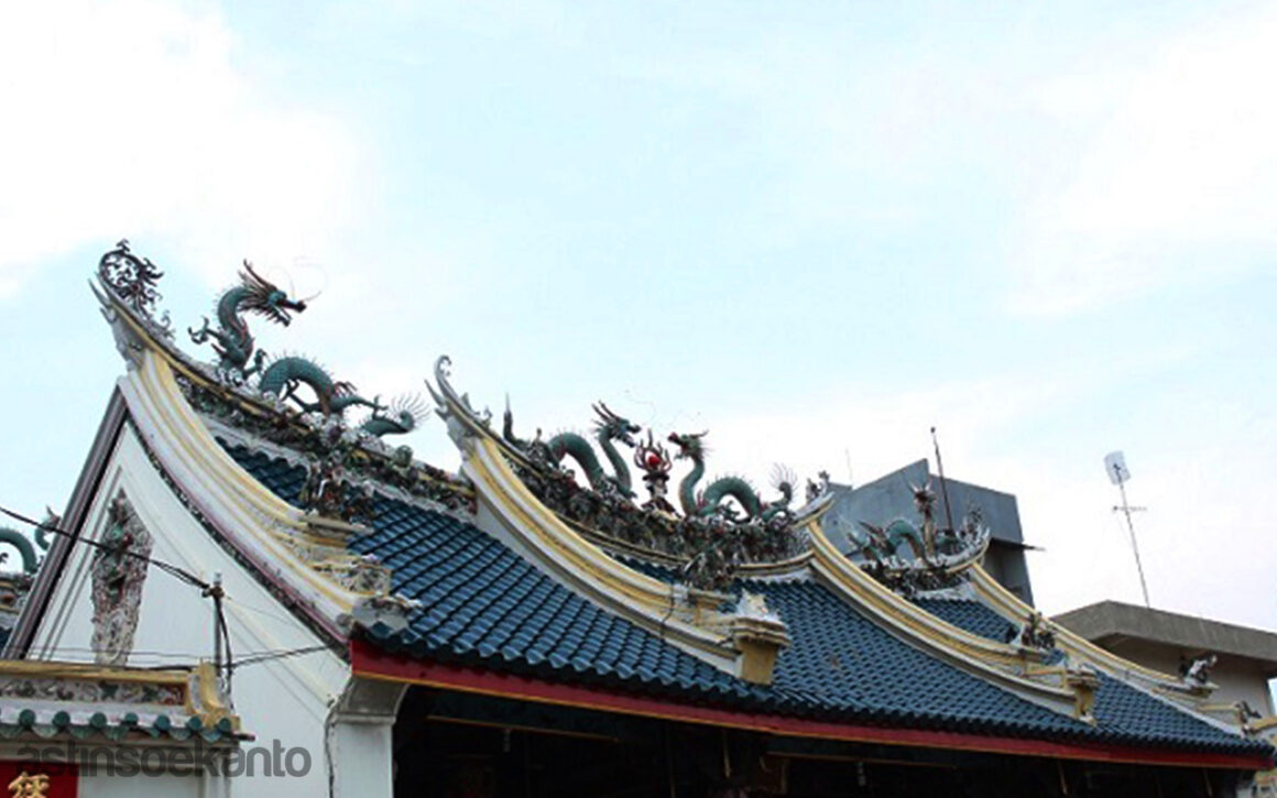 Simbol Naga di atap Klenteng